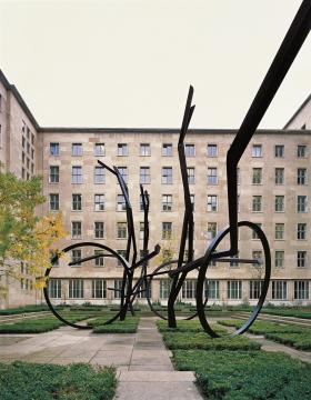 Robert Schad: Courante (Vom Lauf der Dinge), 2001 / © VG Bild-Kunst, Bonn; Fotonachweis: BBR / André Kirchner (2001)