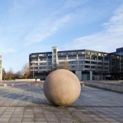 Leo Kornbrust: o. T. (Kugel), 1989 / © VG Bild-Kunst, Bonn; Fotonachweis: BBR / Werner Huthmacher (2011)