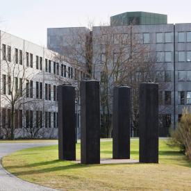 Ansgar Nierhoff: Streckungen (Nähe und Ferne, Raum erfahren), 1986 / © VG Bild-Kunst, Bonn; Fotonachweis: BBR / Werner Huthmacher (2011)