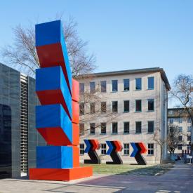 Otto Herbert Hajek: Zeichen im Stadtraum, 1980 / © VG Bild-Kunst, Bonn; Fotonachweis: BBR / Werner Huthmacher (2011)