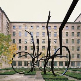 Robert Schad: Courante (Vom Lauf der Dinge), 2001 / © VG Bild-Kunst, Bonn; Fotonachweis: BBR / André Kirchner (2001)