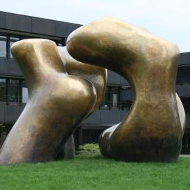 Henry Moore: Large Two Forms, 1979 / © VG Bild-Kunst, Bonn; Fotonachweis: BBR / Martin Seidel (2013)