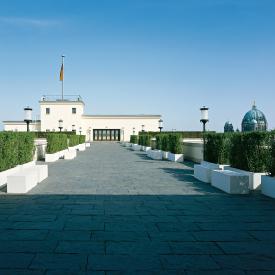 Hubert Kiecol : Stelen / Allee mit Hecken und Bänken, 2001 / © VG Bild-Kunst, Bonn; Fotonachweis: BBR / Stefan Müller (2001)