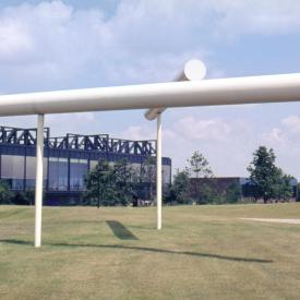 Erich Reusch: o. T. (Korrespondierende Röhren), 1976 / © VG Bild-Kunst, Bonn; Fotonachweis: BBR / Archiv BMVg