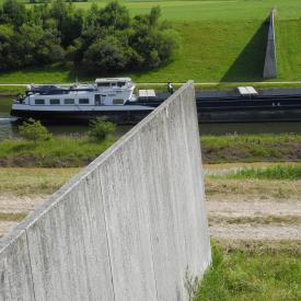 Hannsjörg Voth: Scheitelhaltung, 1992 / © VG Bild-Kunst, Bonn; Fotonachweis: BBR / Johannes Stahl (2013)