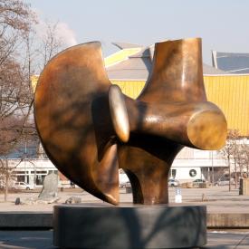 Henry Moore: Der Bogenschütze (Three Way Piece No. 2: The Archer), 1968 / © VG Bild-Kunst, Bonn; Fotonachweis: BBR / Andrej Glusgold (2012)