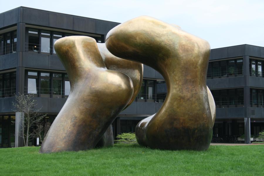 Henry Moore: Large Two Forms, 1979 / © VG Bild-Kunst, Bonn; Fotonachweis: BBR / Martin Seidel (2013)